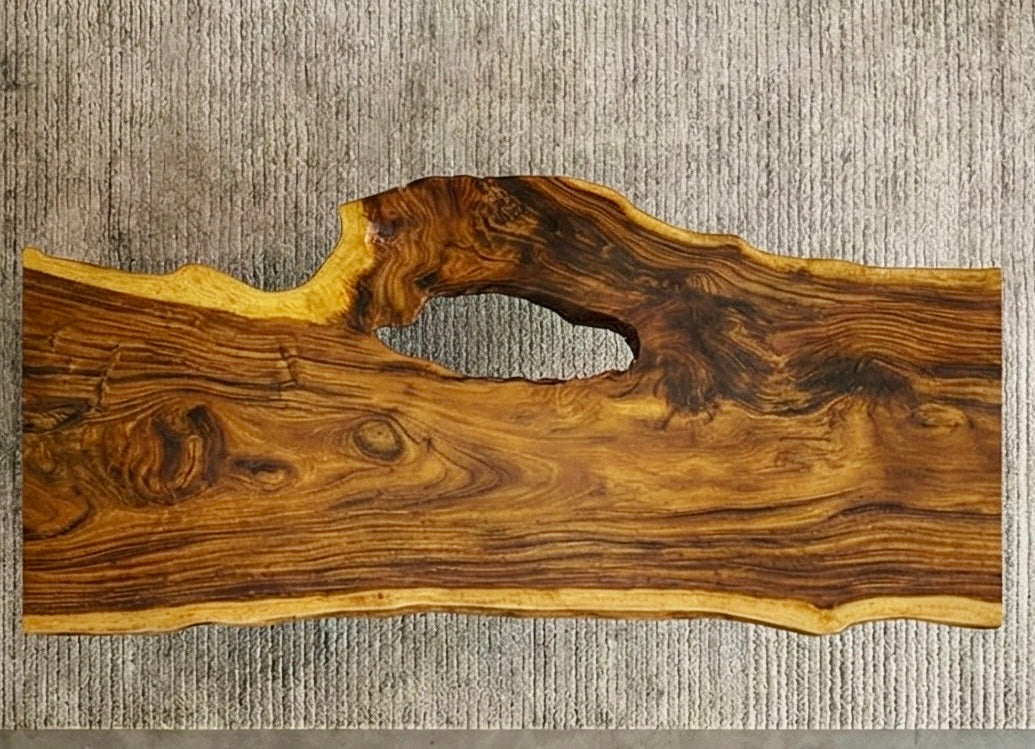 طاولة من الخشب الصلب ذات حافة حية غريبة مع أرجل معدنية مثالية للديكور المنزلي.