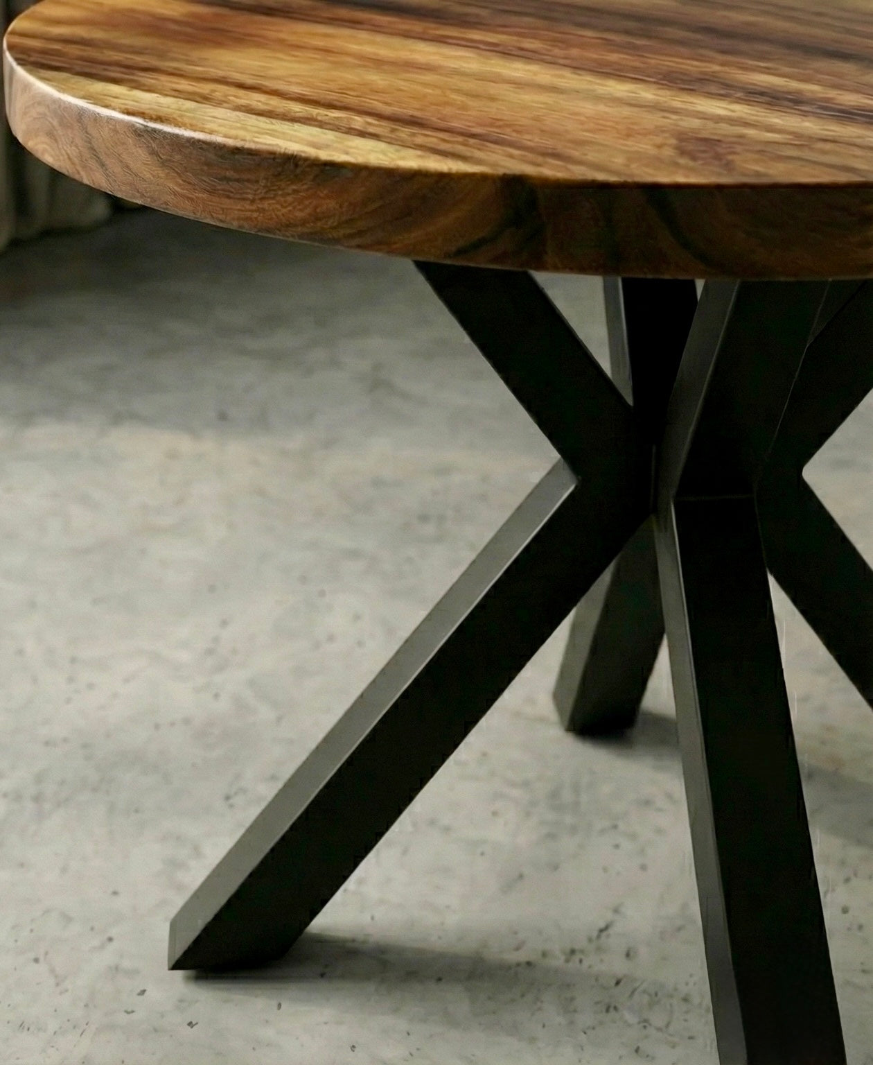 طاولة طعام خشبية صلبة من خشب الجوز/السامان ذات حافة حية مع أرجل معدنية: ارتقِ بجماليات غرفتك بأثاث أنيق على الطراز الريفي